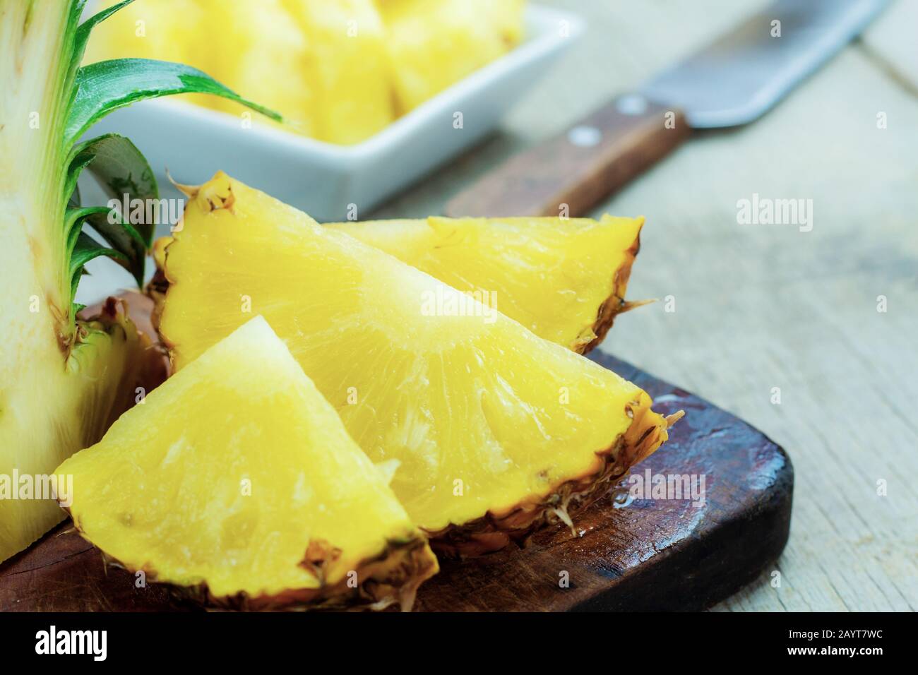 Ananas in Holzboden geschnitten. Stockfoto