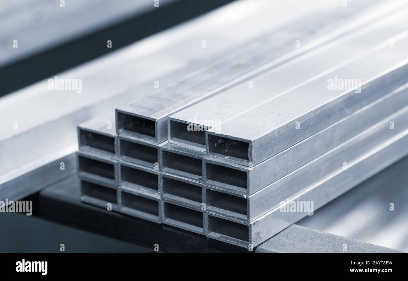 Aluminiumprofil mit rechteckigem Ausschnitt, Industriehintergrundbild, blau getönt Stockfoto