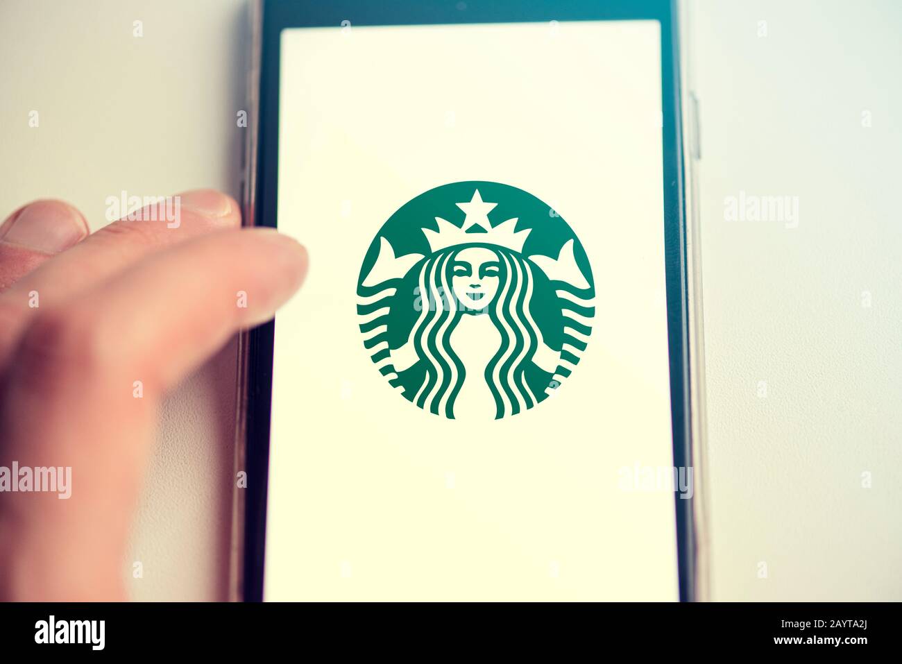 Berlin - 17. FEBRUAR: Neues Starbucks Logo auf Dem Bildschirm des Mobiltelefons in Berlin am 17. Februar. 2020 in Deutschland. Getontes Bild. Stockfoto