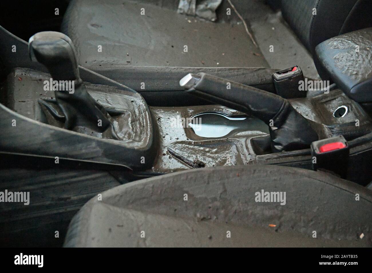 Das wasserbeschädigte Innere des Autos in Nantgarw im Süden von Wales, wo die Bewohner in ihre Häuser zurückkehren, um die Schäden nach dem Sturm Dennis zu untersuchen und zu beheben. Stockfoto