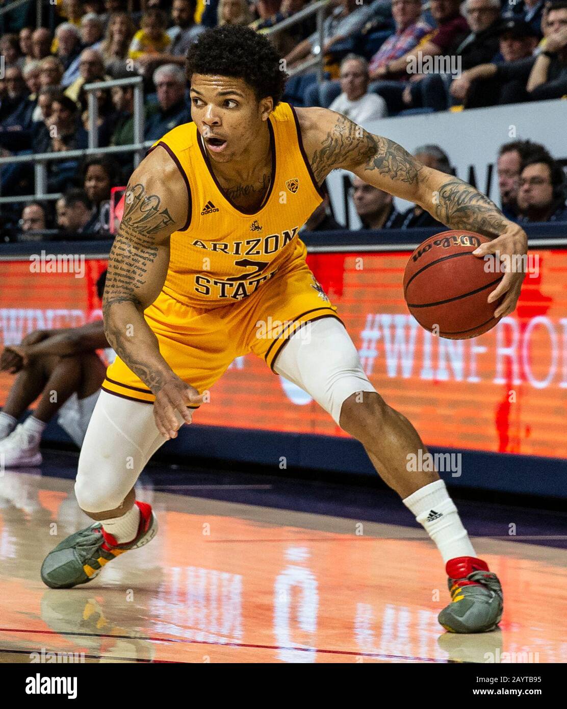 Hass Pavilion Berkeley Calif, USA. Februar 2020. CA U.S.A., Arizona State Sun Devils Guard Rob Edwards (2), hat den Eindruck, den Ball während des NCAA Men's Basketball Game zwischen Arizona State Sun Devils und dem California Golden Bears 80-75 Sieg im Hass Pavilion Berkeley Calif. Thurman James/CSM/Alamy Live News zu übergeben Stockfoto