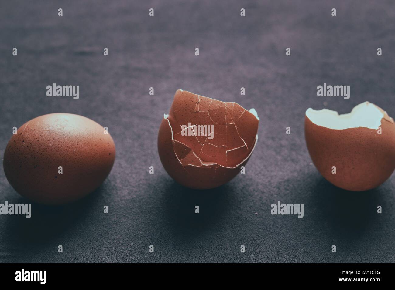 Konzeptfoto mit Ei und zerbrochenen Eierschalen, um das Konzept des Lebens, der psychischen Krankheit und der Identitätskrise zu zeigen Stockfoto