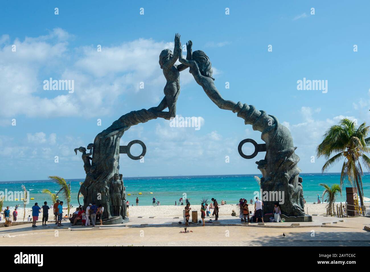 Das Denkmal für die Menschheit, eine Bronzestatue mit dem Titel Portal Maya (Maya-Tor), an der plaza in Playa del Carmen an der Riviera Maya bei Cancun im Stockfoto