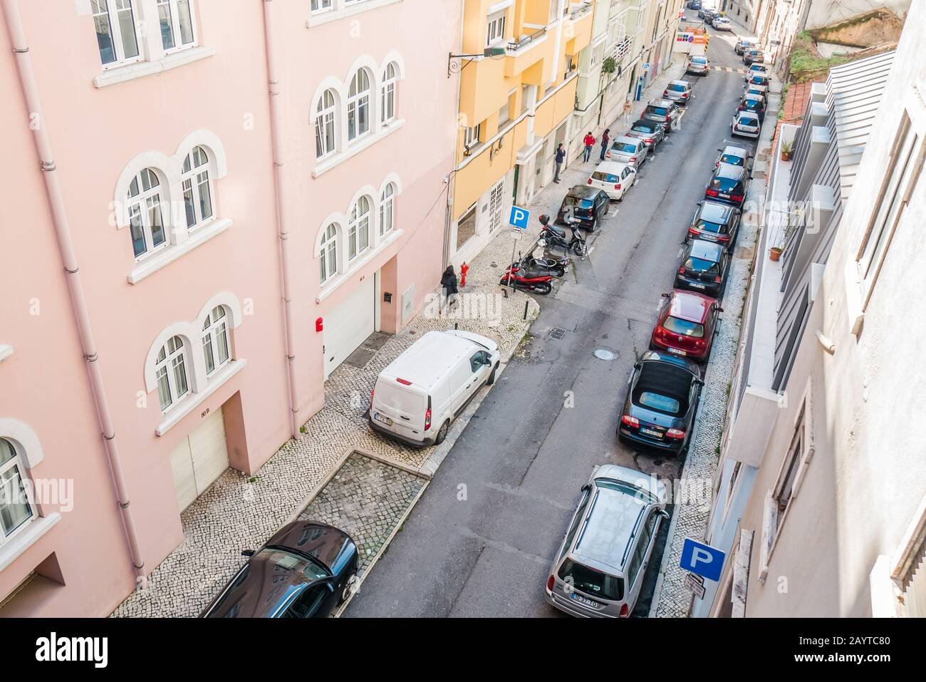 Blick von oben: Autos, die auf einer Straße in lissabon portugal geparkt wurden Stockfoto