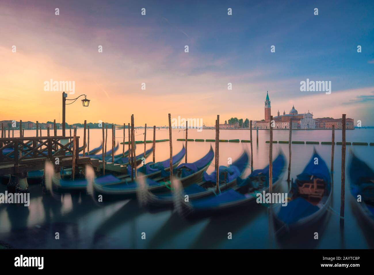 Lagune von Venedig bei Sonnenaufgang, Kirche San Giorgio Maggiore und Gondeln. Italien, Europa. Langzeitfotografie. Stockfoto
