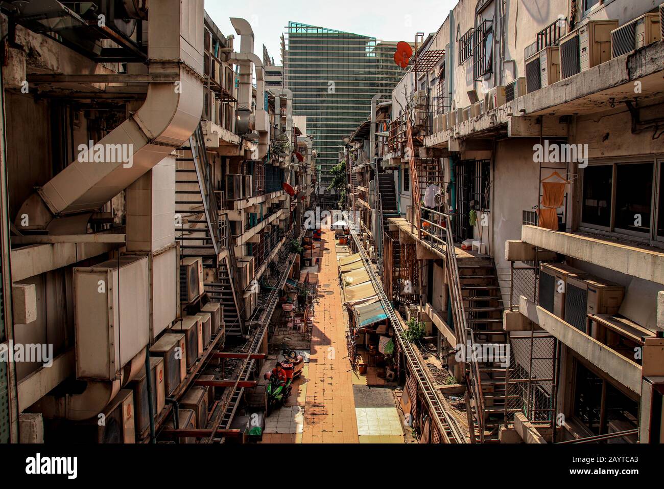 Überfüllte Gasse in den Slums von Bangkok City, die Armut und Lebenswirklichkeit in der Stadt Thailand zeigen Stockfoto