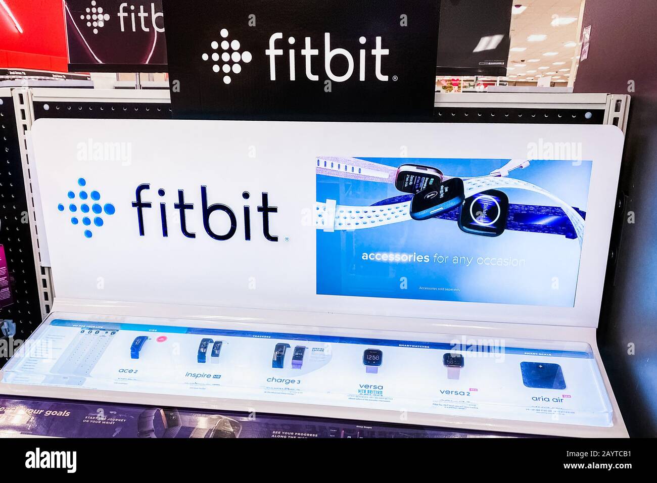 Februar 2020 Sunnyvale/CA/USA - Fitbit Stand mit mehreren Fitbit-Modellen; Fitbit, Inc. Ist ein amerikanisches Unternehmen, das Wireless-fähig produziert Stockfoto