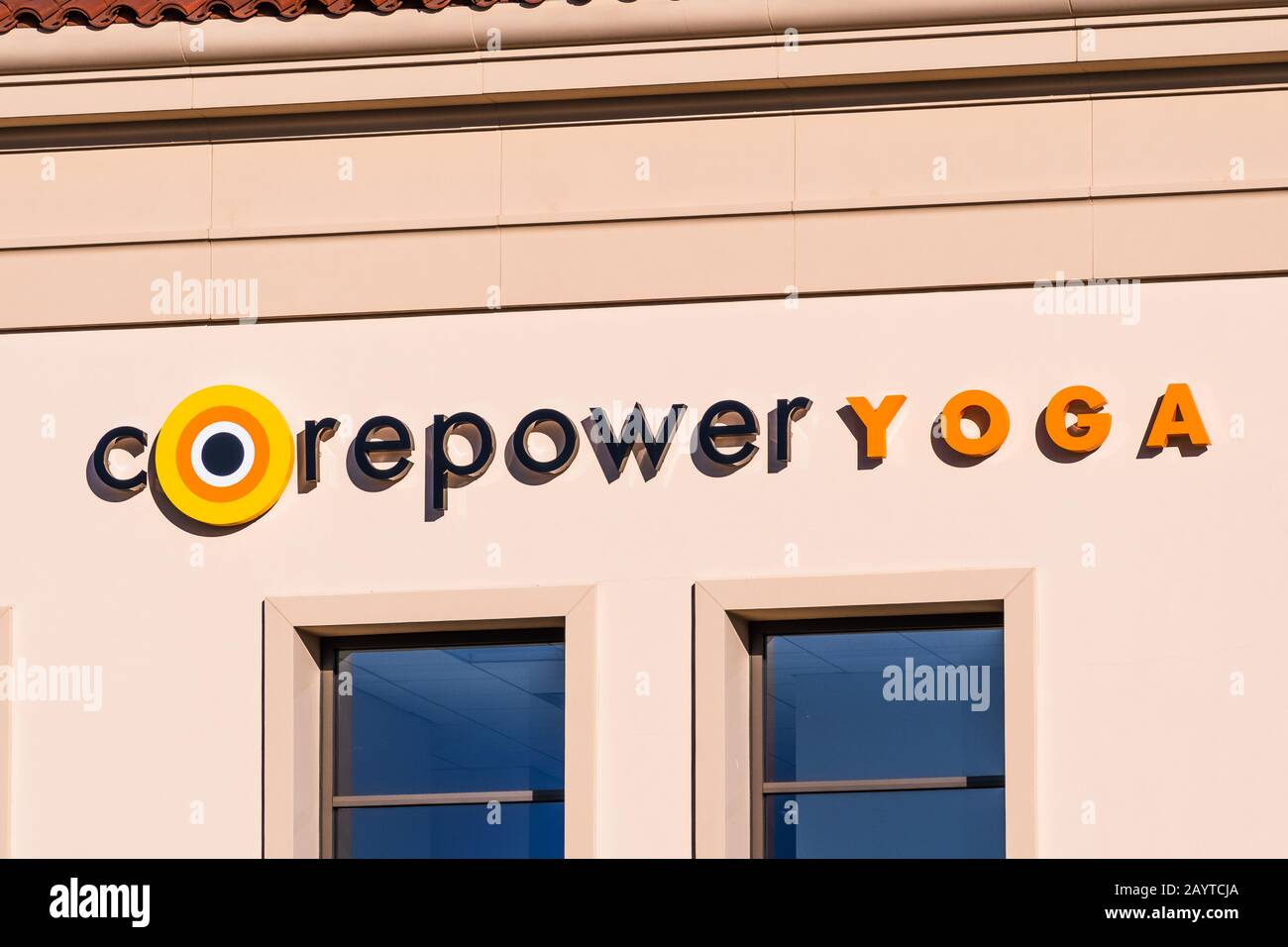 Februar 2020 Santa Clara/CA/USA - Corepower Yoga-Logo an einem Standort in der South San Francisco Bay Area; CorePower Yoga ist das größte Yoga-Studio Cha Stockfoto