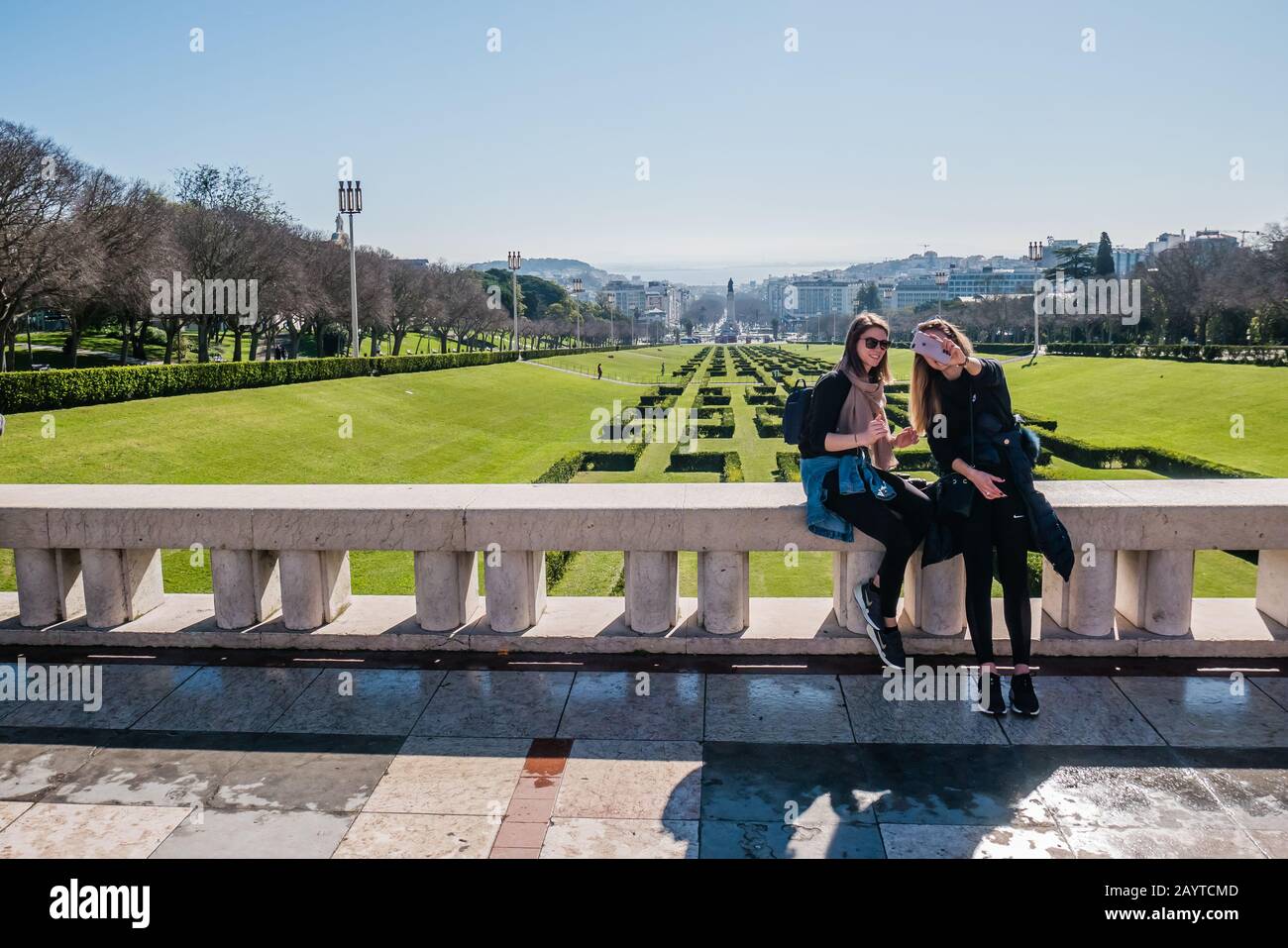 Zwei weibliche Touristen, die einen selfie im Eduardo VII Park nehmen, ist ein großer städtischer Stadtpark mit Panoramablick in Lissabon Portugal Europa Stockfoto