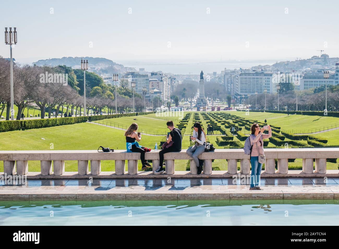 Touristen und Menschen im Park Eduardo VII ist ein großer städtischer Stadtpark mit Panoramablick in Lissabon Portugal Europa Stockfoto