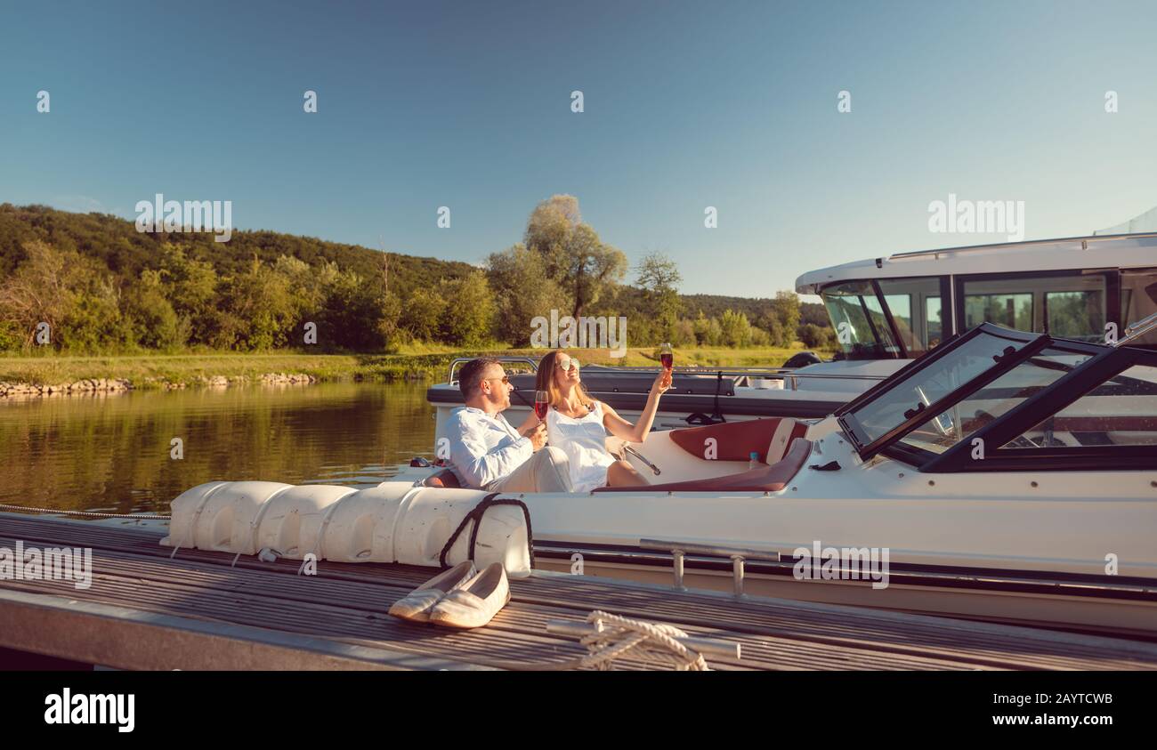 Frau und Mann entspannen sich auf ihrer Flussyacht Stockfoto
