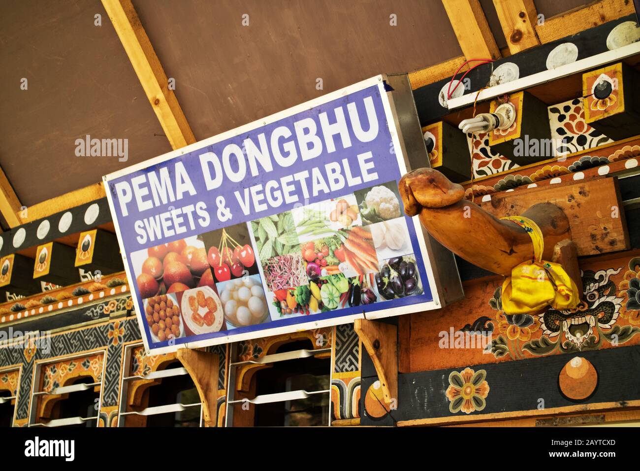 Ein Phallus über dem Eingang eines bhutanischen Ladens Stockfoto