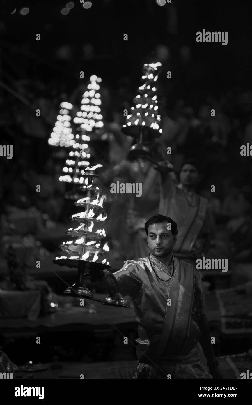 Das Bild von Ganga Aarti in Ghats oder heilige Schritte von Varanasi, Ganges, Uttar Pradesh, Indien, Asien Stockfoto