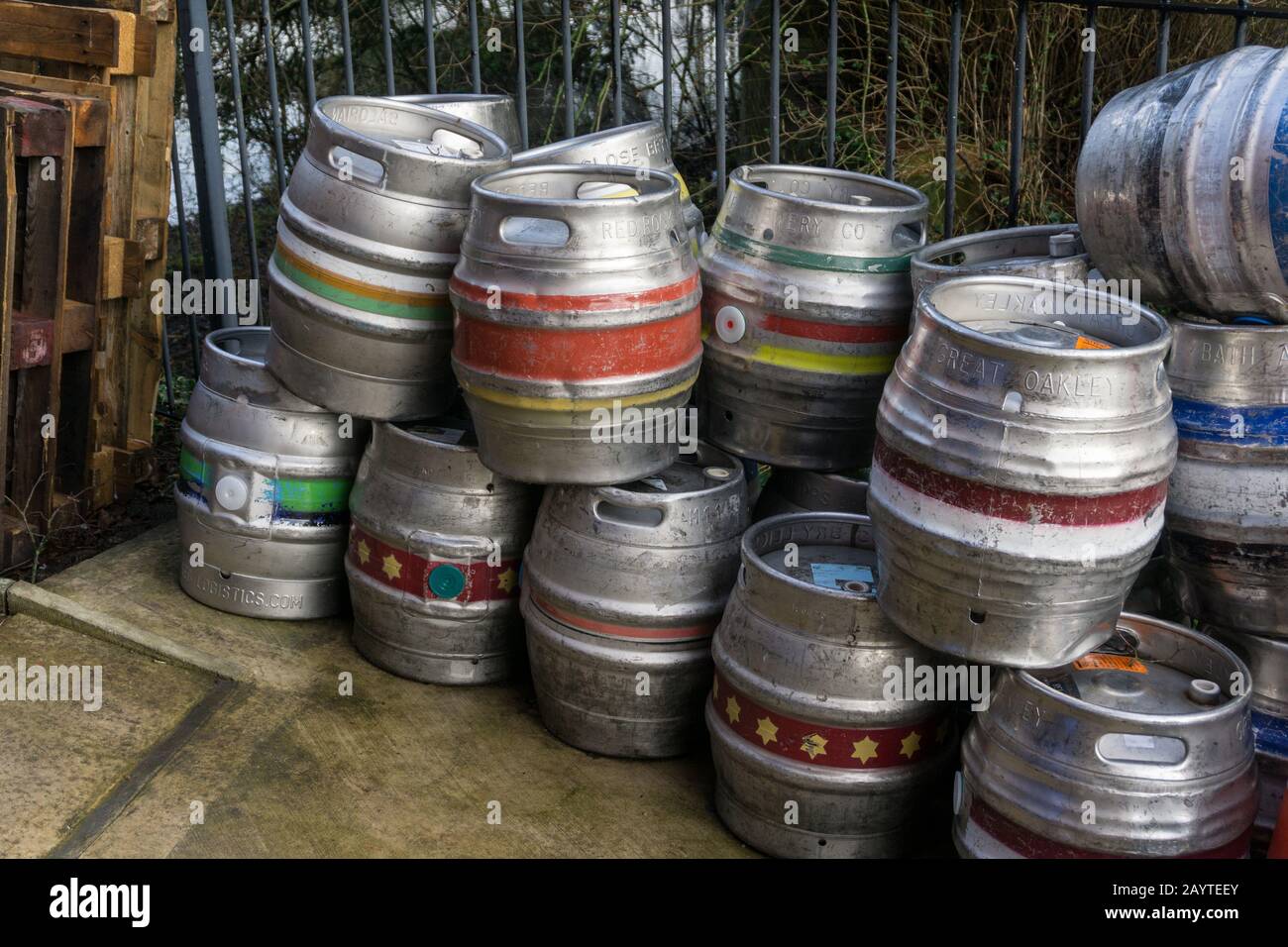 Stapel leerer Bierfässer aus Metall außerhalb von Mill Brewey, Towcester, Northamptonshire, Großbritannien Stockfoto