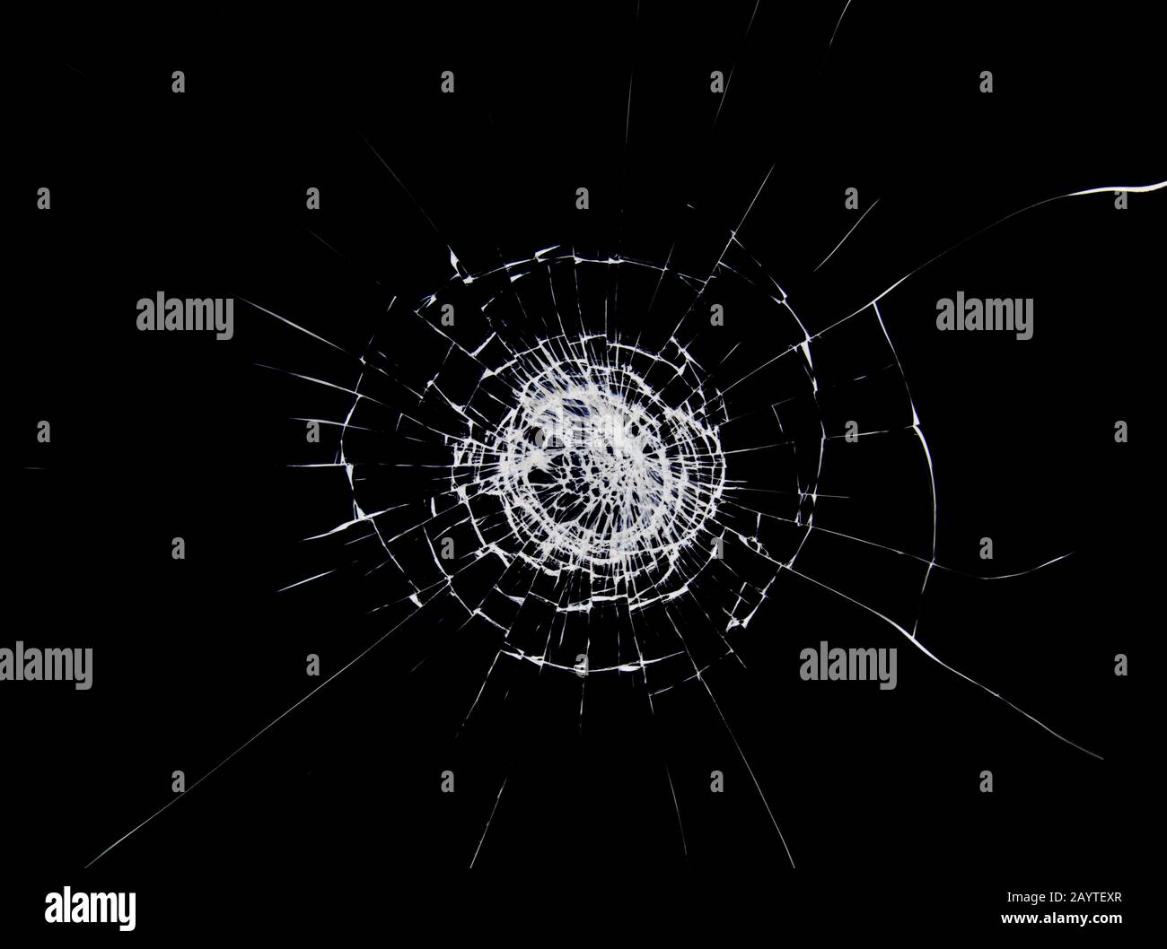 Risse und Linien auf zerbrochenem Glas. Reißt die Textur auf dem Fenster. Stockfoto