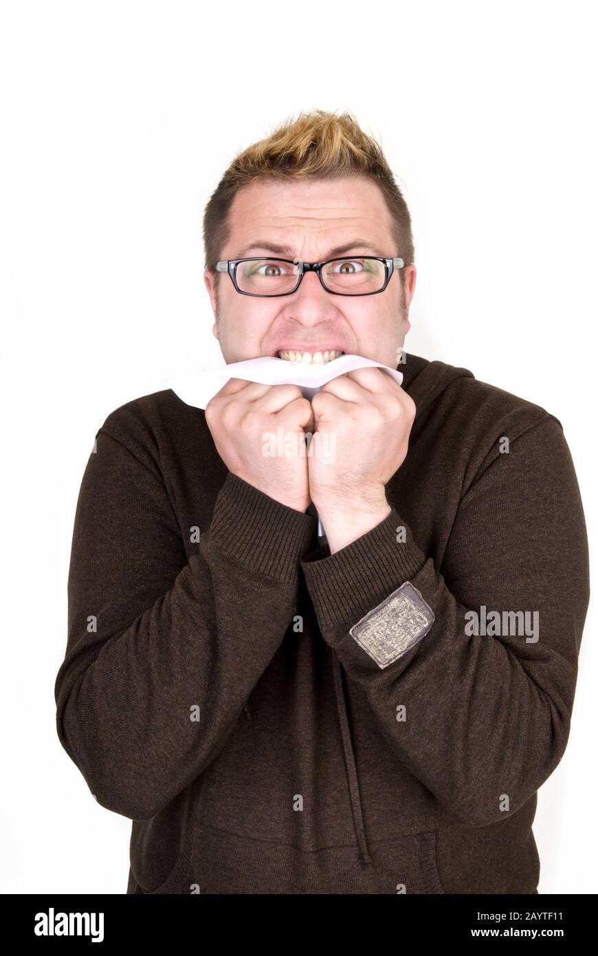 Schockierter Mann, der ein Dokument isst Stockfoto
