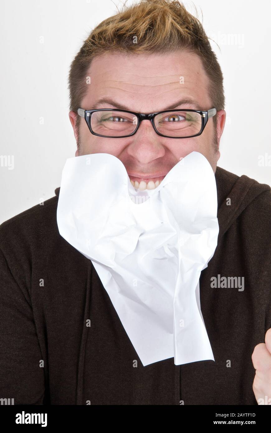 Schockierter Mann, der ein Dokument isst Stockfoto