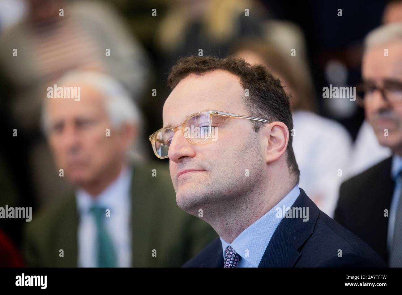 Düsseldorf, Deutschland. Februar 2020. Jens Spahn (CDU, Front), Bundesgesundheitsminister, sitzt bei einer Podiumsdiskussion im Universitätsklinikum Düsseldorf im Publikum. Angesichts der immer weiter steigenden Kozahlungen für die Pflege will Spahn Gegenmaßnahmen ergreifen, vor allem dann, wenn die Pflegebelastung jahrelang andauern wird. Credit: Rolf Vennenbernd / dpa / Alamy Live News Stockfoto