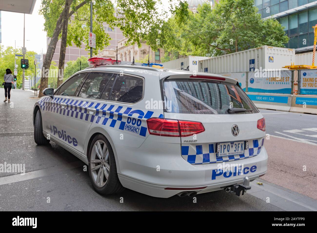 Ein VW Volkswagen Passat Kombi (Kombi) Victorian Police Auto parkte am Fußweg in der Lonsdale Street, Melbourne am frühen Morgen Stockfoto
