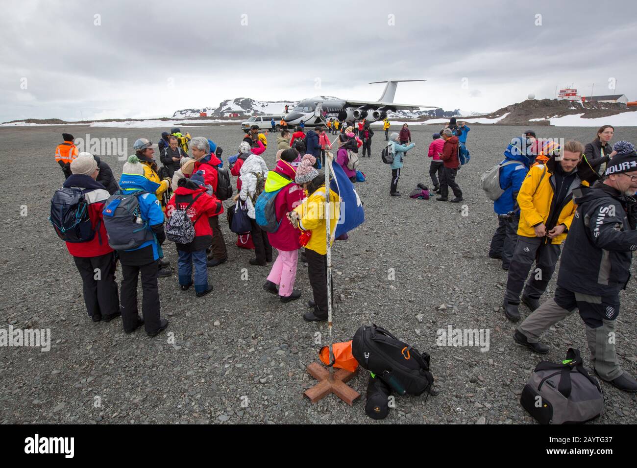 Touristen, die auf der frei Station auf King George Island auf den Süd-Shetland-Inseln für eine Reise durch den antarktischen Tourismus landen. Stockfoto