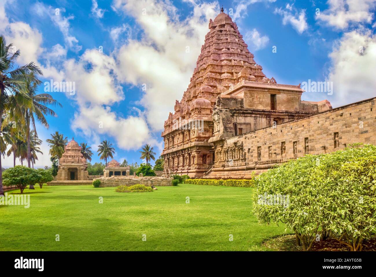 Der große und schöne Gangaikonda Cholapuram Tempel, der Lord Shiva gewidmet ist, mit seinem tropischen Landschaftsgarten, in Tanjore, Tamil Nadu, Indien. Stockfoto