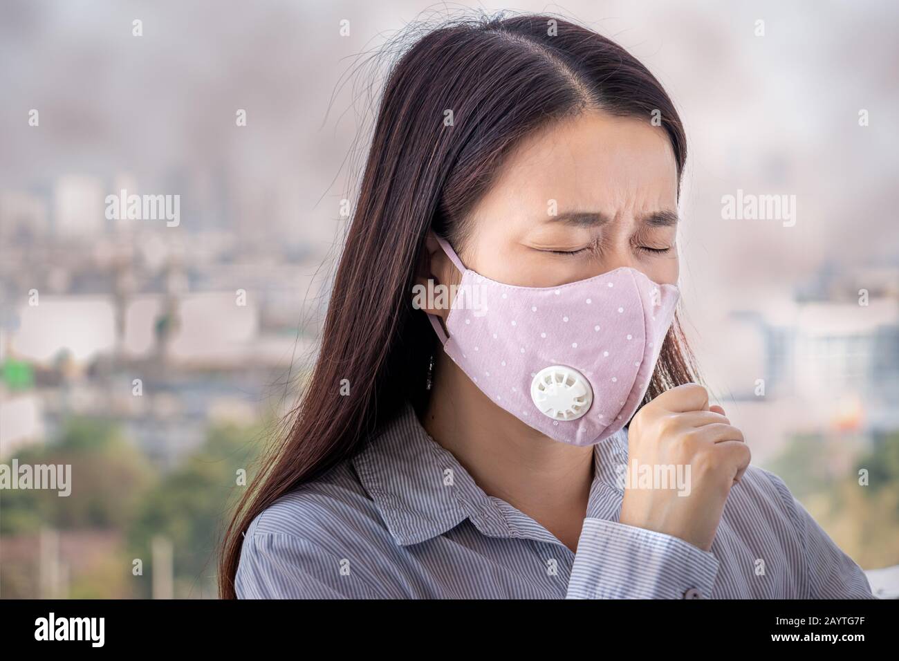 PM2.5. Menschen, die sich durch Luftverschmutzung krank fühlen, haben schädliche oder giftige Auswirkungen. Frau in der Stadt trägt Gesichtsmaske, um sich selbst zu schützen Stockfoto
