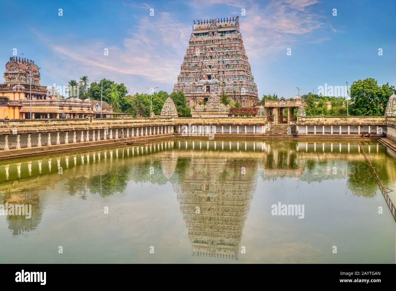 Ein großer Wasserpool, der den majestätischen Turm des Nataraja-Tempels in Chidambaram, Tamil Nadu, Südindien, widerspiegelt. Stockfoto