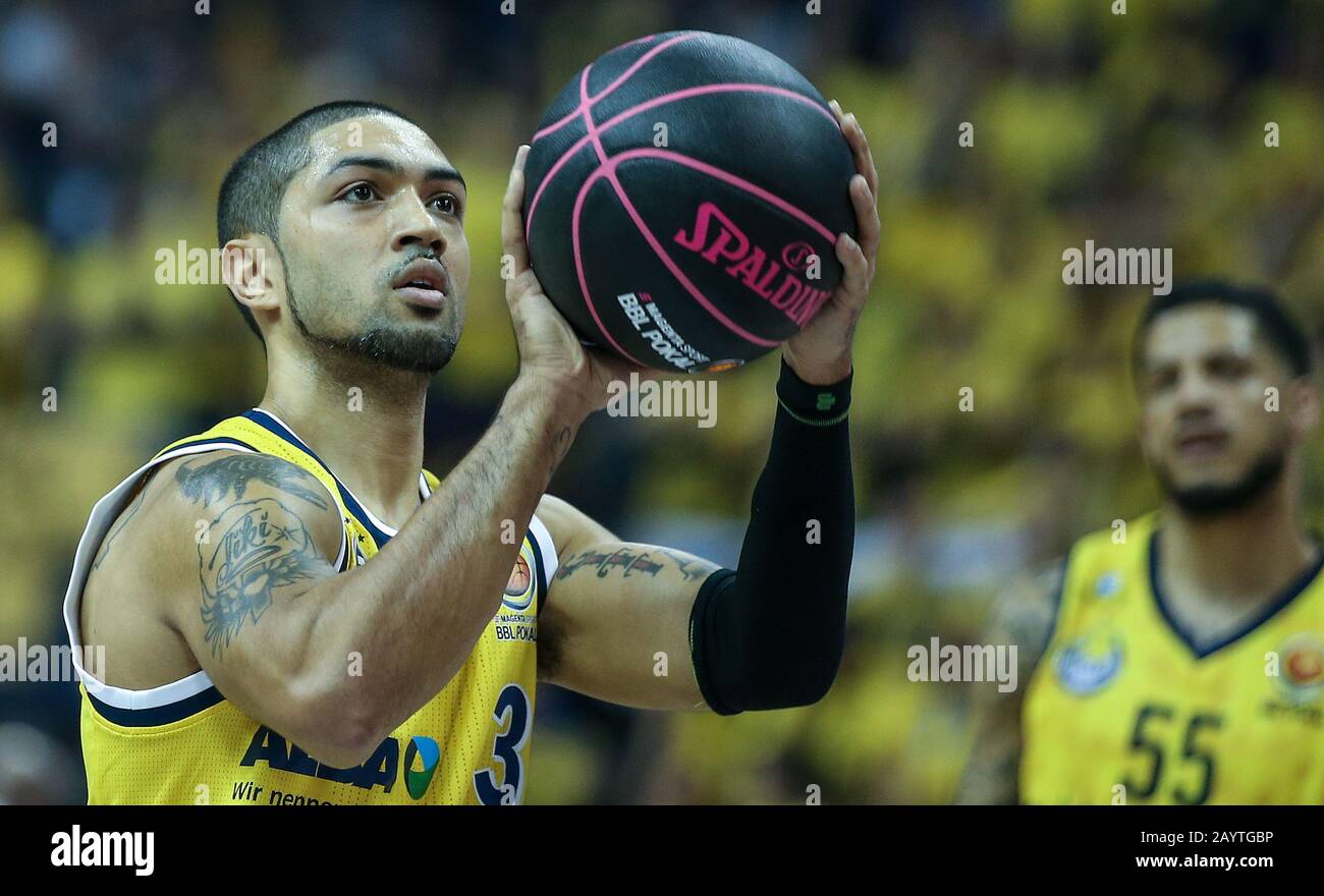 16. Februar 2020, Berlin: Basketball: BBL-Cup, Alba Berlin - EWE Baskets Oldenburg, Finale, Mercedes Benz Arena. Albas Peyton Siva hält den Ball für einen Freiwurf bereit. Foto: Andreas Gora / dpa Stockfoto