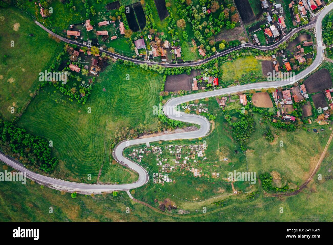 Kurvenreiche Straße aus der Drohnenansicht und Landwirtschaftsfelder Stockfoto
