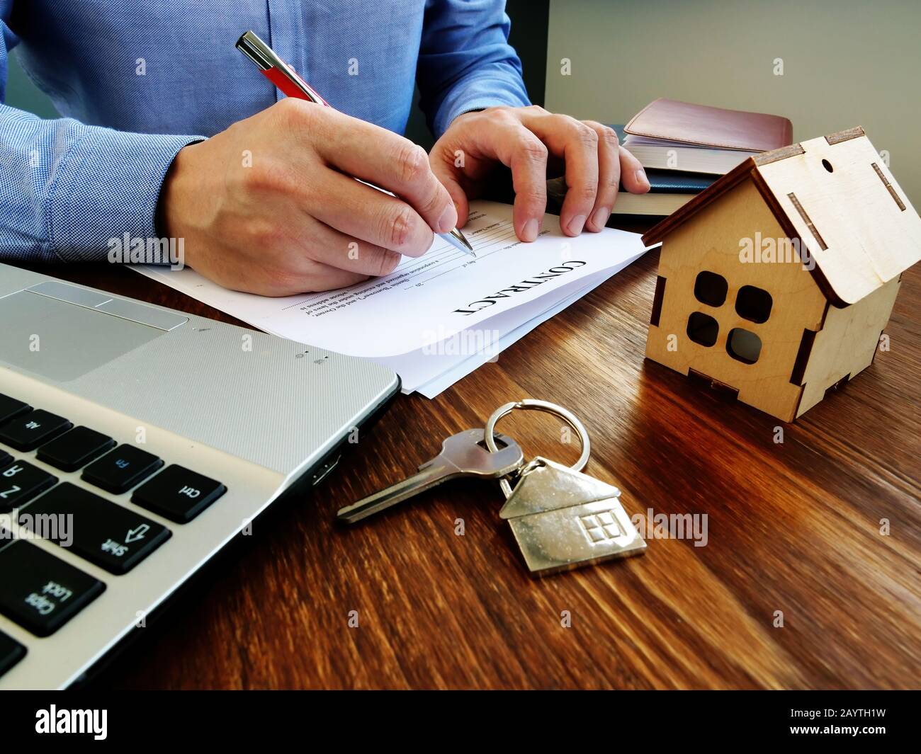 Mann unterschreibt Vertrag über Hypothek oder Kauf von Immobilien. Stockfoto