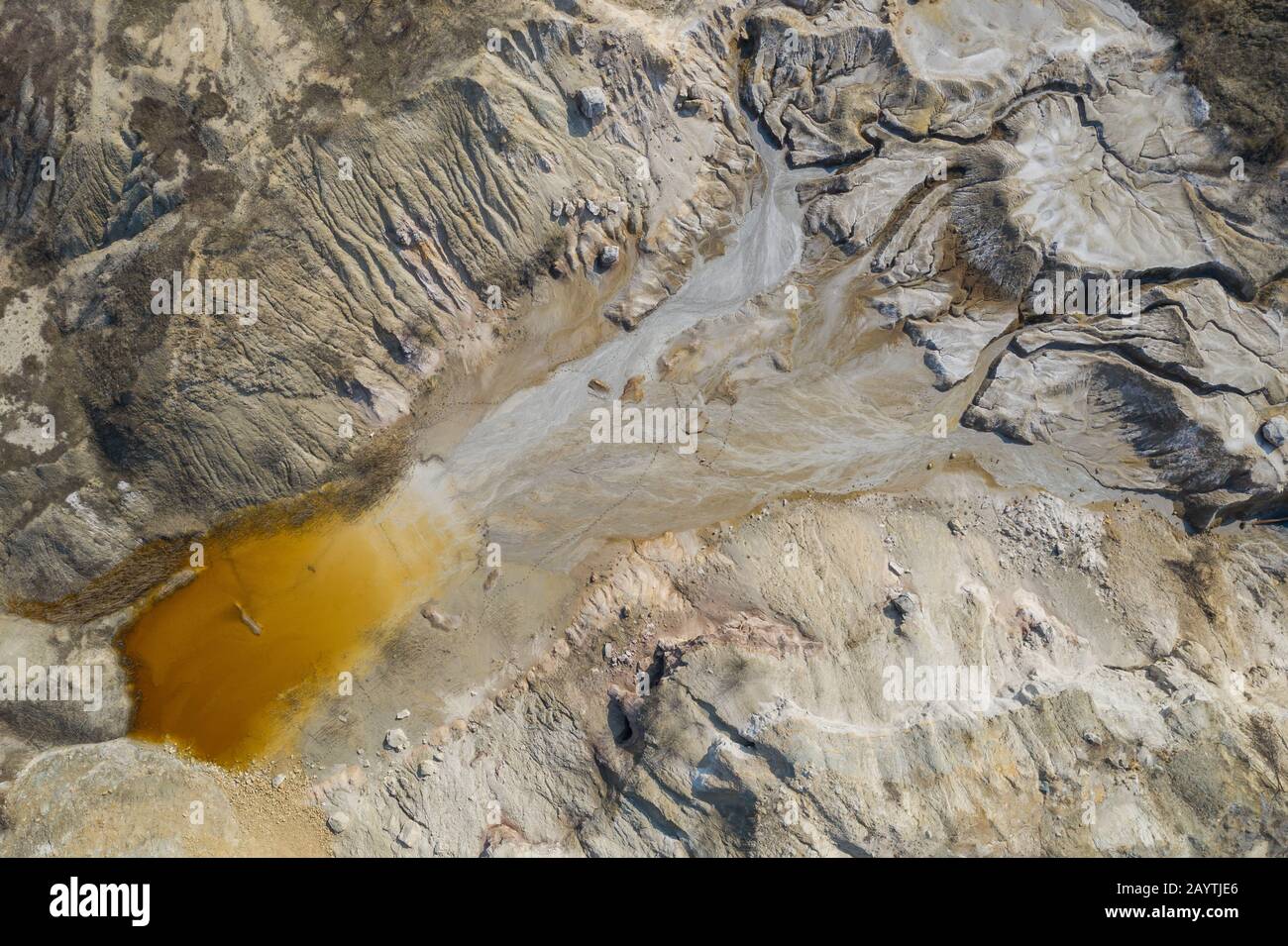 Luftaufnahme einer Grube im Tagebau. Ausbeutung und Umweltverschmutzung Stockfoto