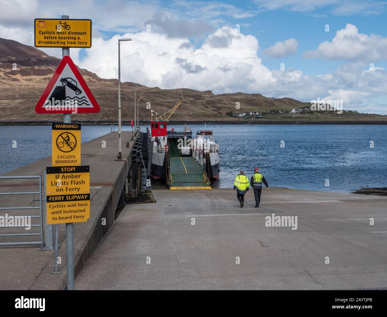 Caledonian MacBrayne Fähre, die die Strecke zwischen dem Festland der Insel Skye und Der Insel Raasay, Schottland, Großbritannien, abdeckt. Stockfoto