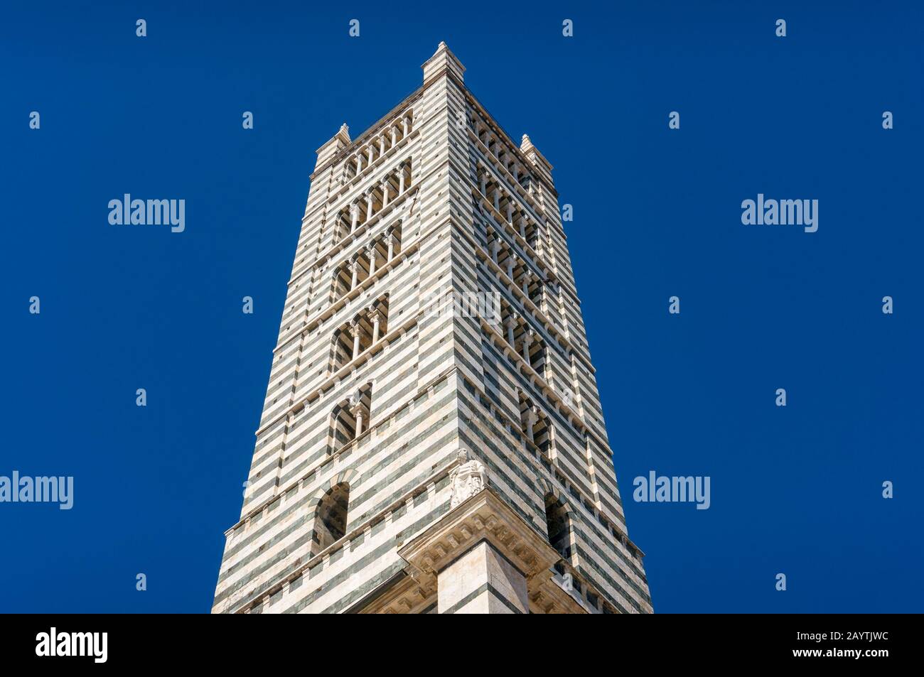 Architektonische Details Hintergrund des Turms, der Campanilla des Doms von Siena oder des Duomo von Siena. Berühmte Orte in Italien Stockfoto