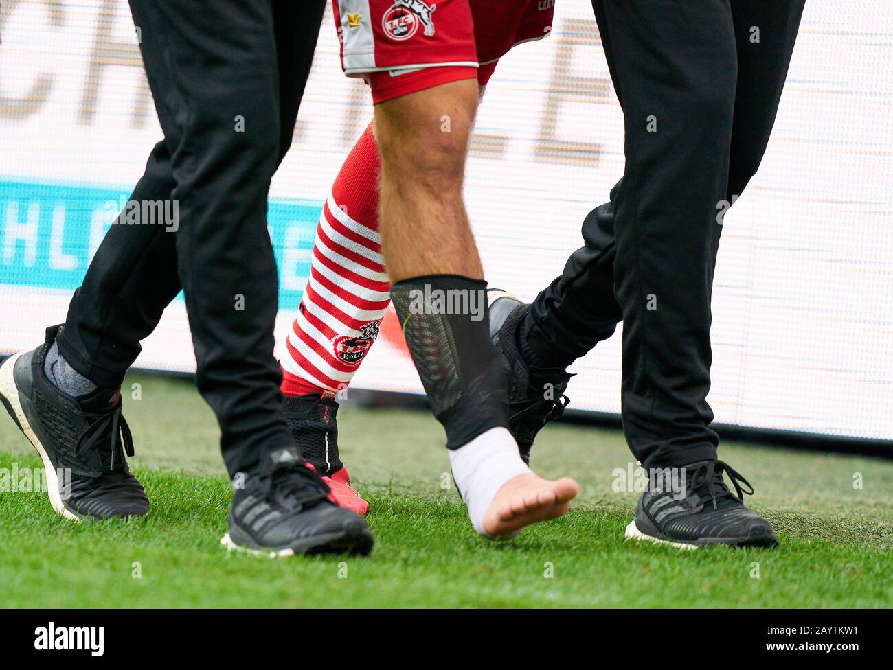 Fußball Köln - München, Köln 16. Februar 2020. Noah KATTERBACH, 1.FCK 34 Verletzung 1.FC KÖLN - FC BAYERN MÜNCHEN 1-4 - DFL-VORSCHRIFTEN VERBIETEN DIE VERWENDUNG VON FOTOS als BILDSEQUENZEN und/oder QUASI-VIDEO - 1.Deutsche Fußball-Liga, Düsseldorf, 16. Februar 2020. Saison 2019/2020, Spieltag 22, FCB, München © Peter Schatz / Alamy Live News Stockfoto