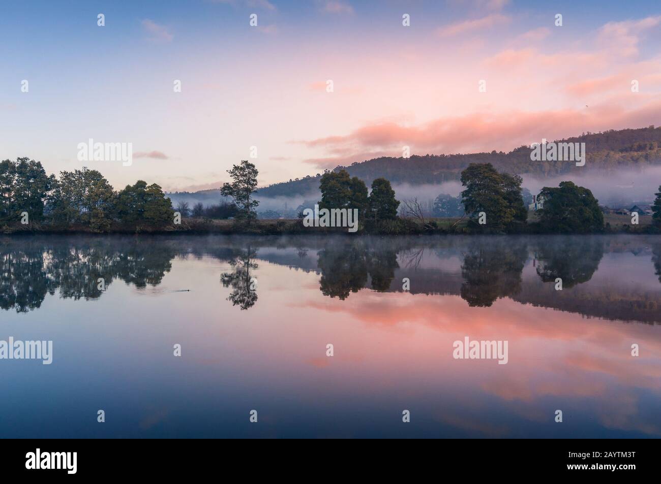 Wunderschöner Sonnenaufgang spiegelt sich in ruhigem reinen Wasser des Flusses Huon in Tasmanien mit Blick auf Das Vogelschutzgebiet Von Egg Island wider. Natur Ökotourismus in Aus Stockfoto