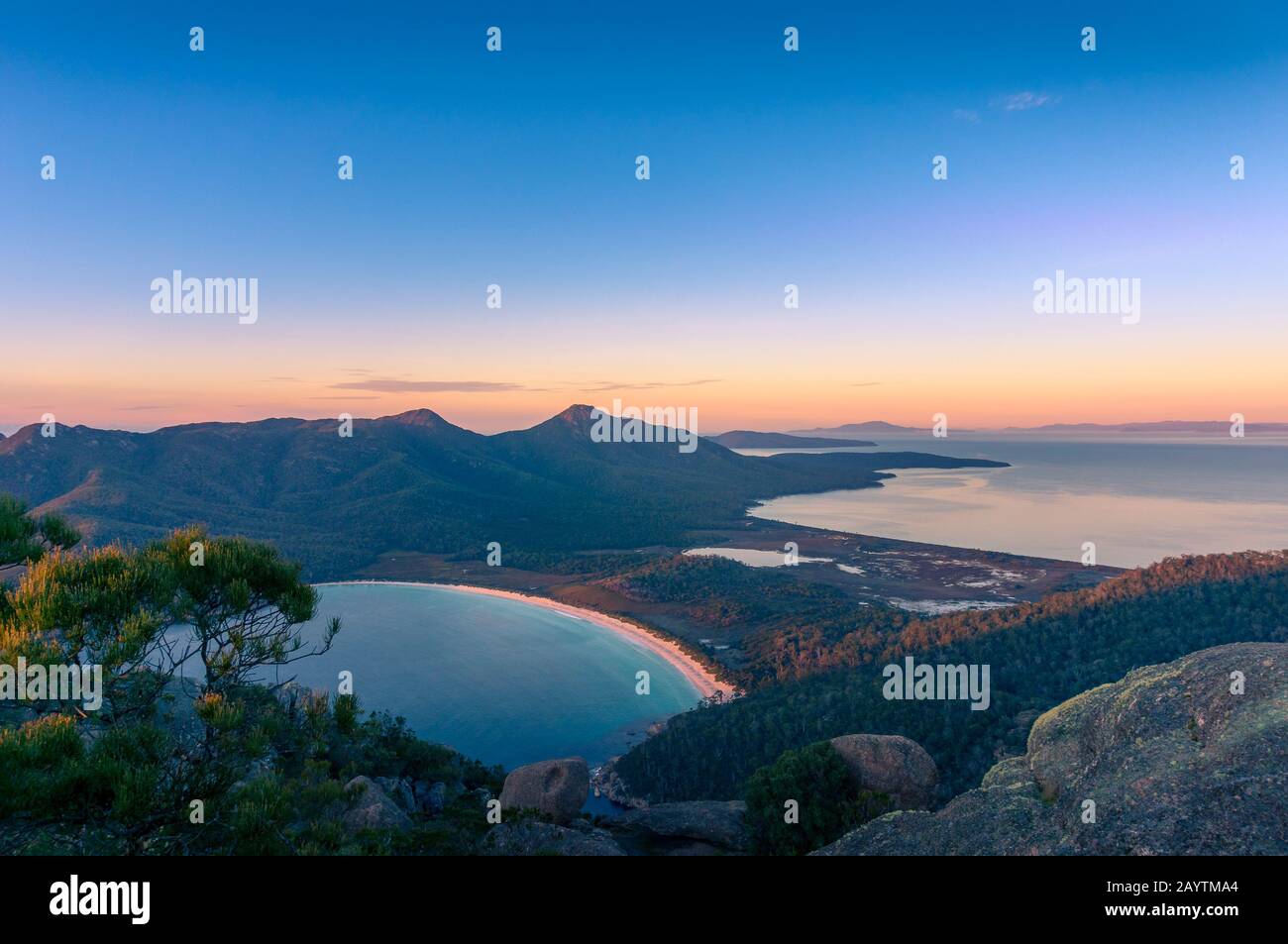 Vogelperspektive auf Wineglass Bay Beach bei Sonnenaufgang. Berge und schöne Strandlandschaft am Morgen. Freycinet National Park, Tasmanien, Australien Stockfoto