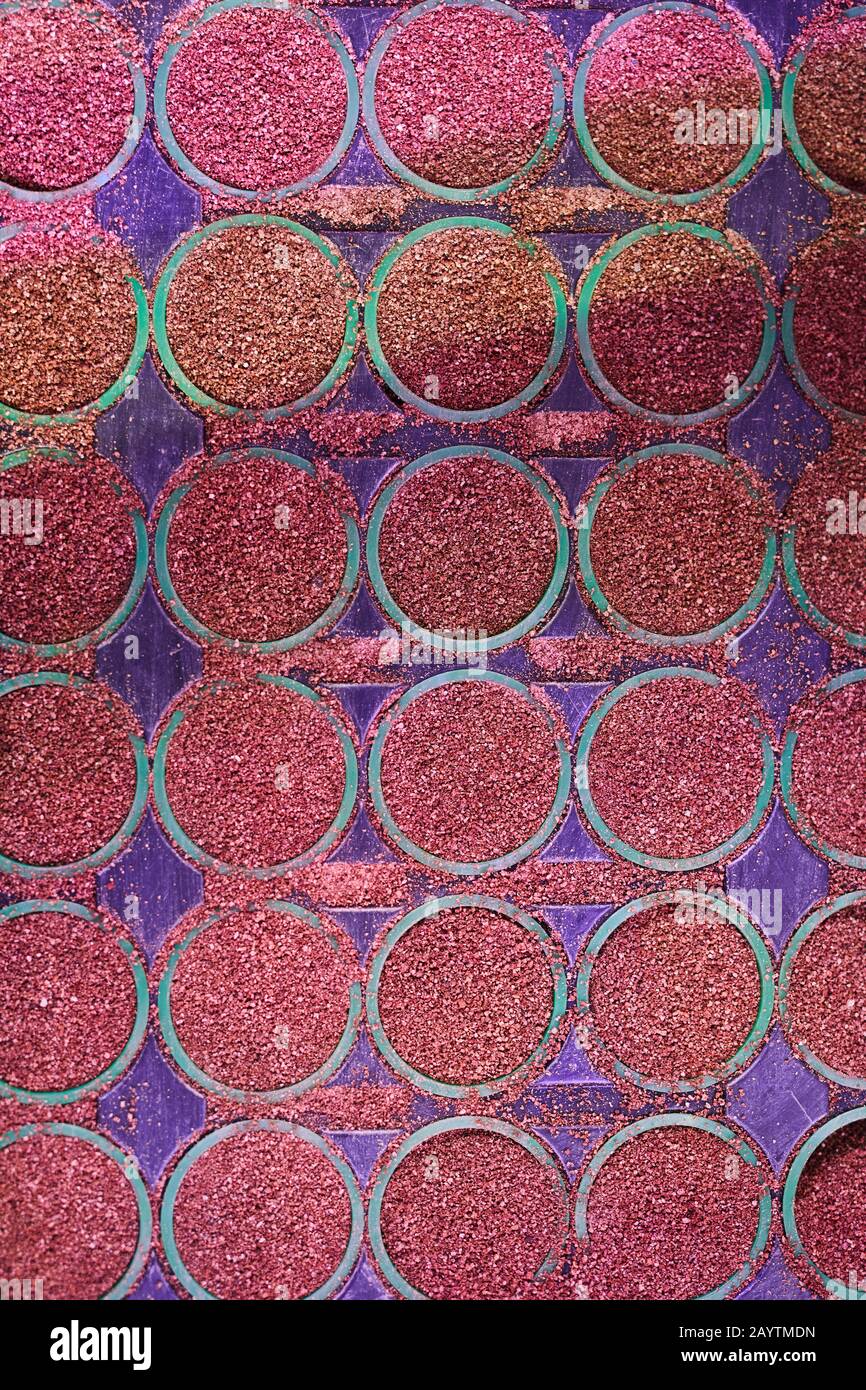 Über dem Blick Hintergrund von Sämtöpfen in Tablett, Garten- und landwirtschaftlichen Baumschulen Konzept, Kopierraum Stockfoto