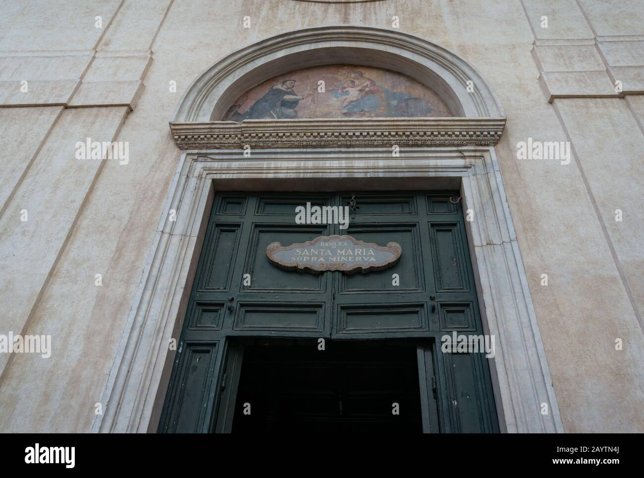 ROM, Italien - 21. September 2013: Eingang zur St. Maria Sopra Minerva Basilika mit offenen Türen und einem antiken Fresko. Rom, Italien Stockfoto