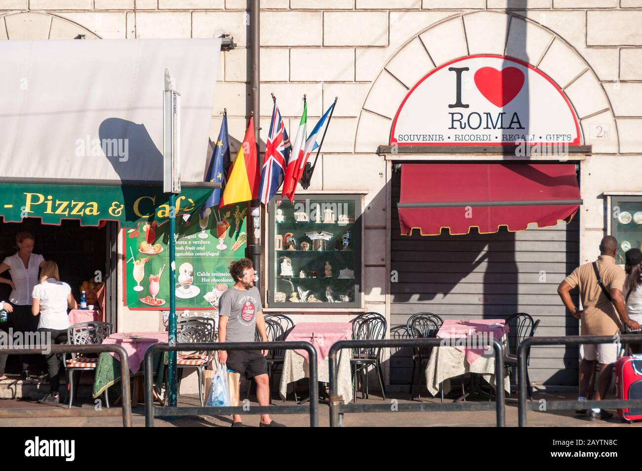ROM, Italien - 21. September 2013: Straßenleben in Rom mit echten Menschen und Geschäften Stockfoto
