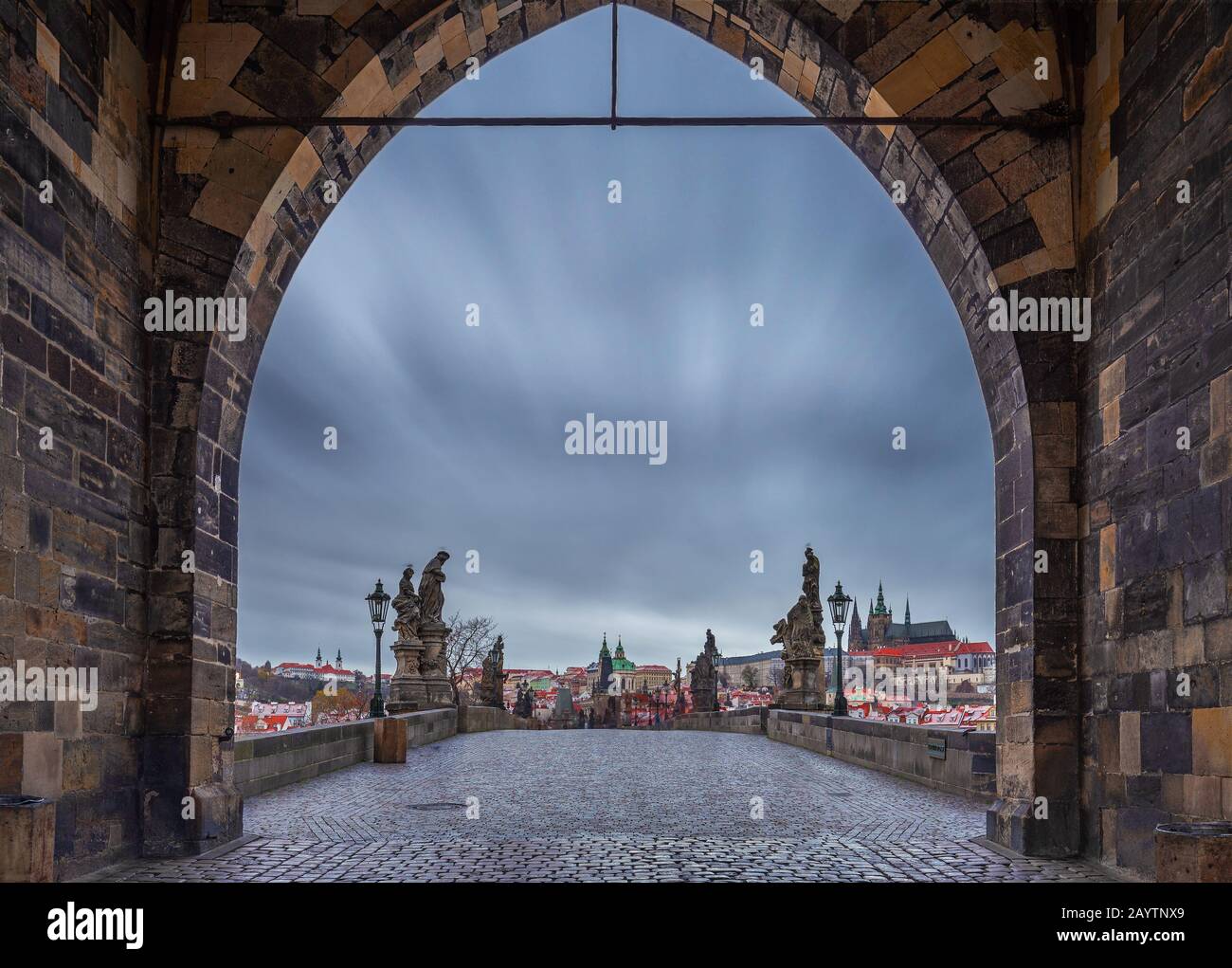 Prag, Tschechien - Eingang der weltberühmten Karlsbrücke am Altstädter Brückturm an einem Wintermorgen mit sich bewegenden Wolken. Kat. Vitus Stockfoto