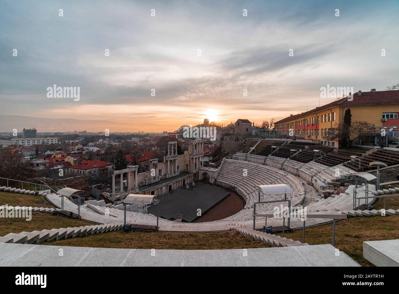 Bulgarien, Plowdiw Stadt. Warmes Sonnenuntergangpanorama über dem römischen Amphitheater in der ältesten Stadt Europas Stockfoto