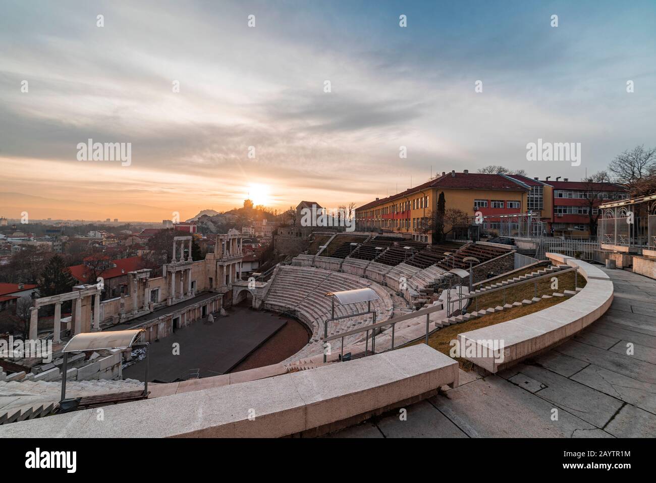 Bulgarien, Plowdiw Stadt. Warmes Sonnenuntergangpanorama über dem römischen Amphitheater in der ältesten Stadt Europas Stockfoto