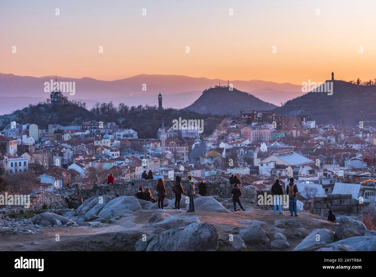 Menschen, die den Sonnenuntergang vom Nebet tepe Hill in der Stadt Plovdiv, Bulgarien, beobachten - der ältesten europäischen Stadt Stockfoto