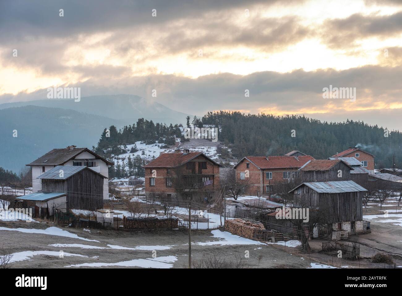 Morgen im bulgarischen Dorf Avramovo im Winter Rhodopen-Berg Stockfoto