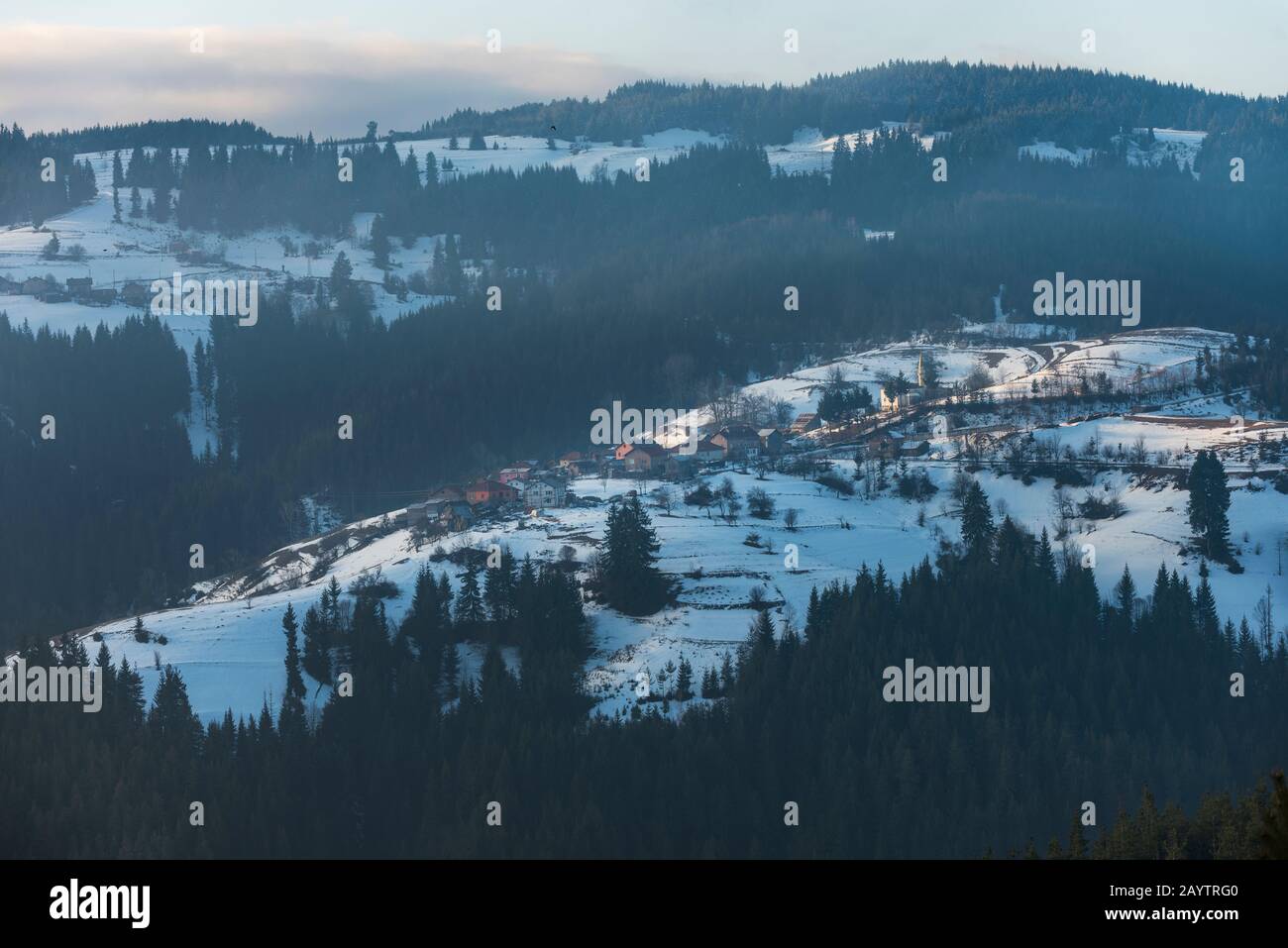 Morgen im Winter Rhodopen-Berg, Bulgarien Stockfoto