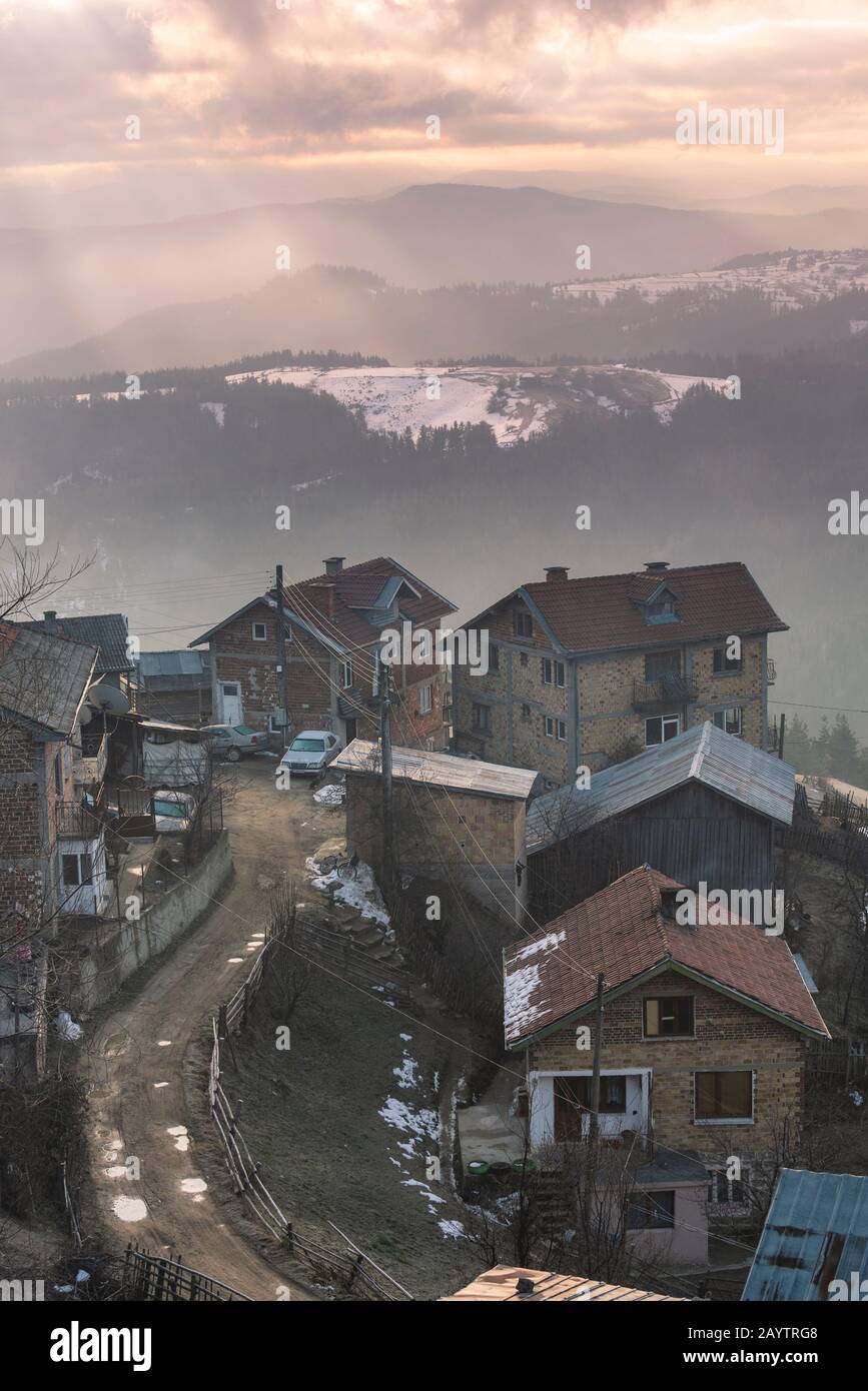 Morgen im Winter Rhodopen-Berg, Bulgarien Stockfoto