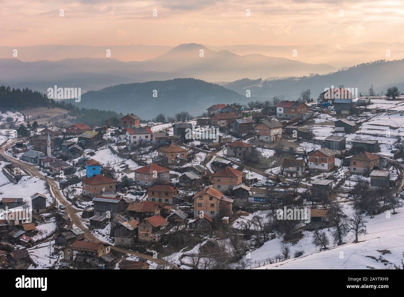 Morgen im Winter Rhodopen-Berg, Bulgarien Stockfoto