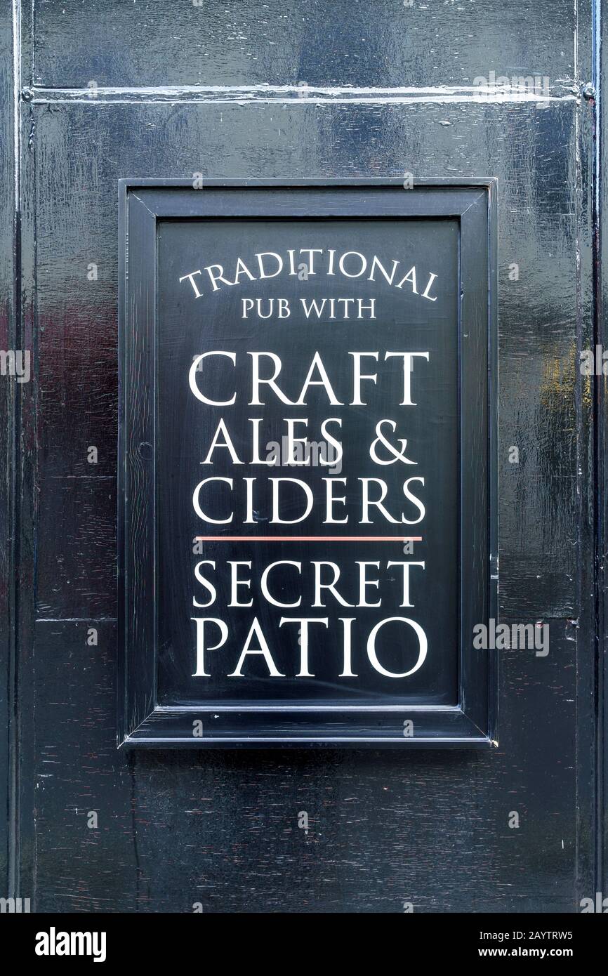 Traditionelles Pub-Werbezeichen mit weißem Text auf schwarzem Bretterhintergrund Stockfoto