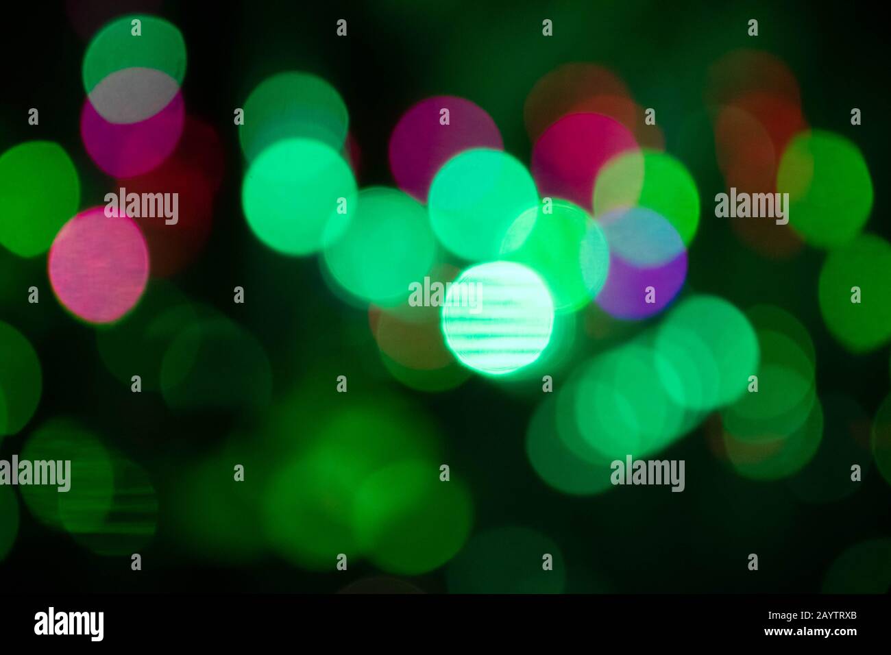 Abstrakter Hintergrund mit defokussierten bokeh bunten Lichtern, leuchtenden Lichtern und Reflexionen Stockfoto