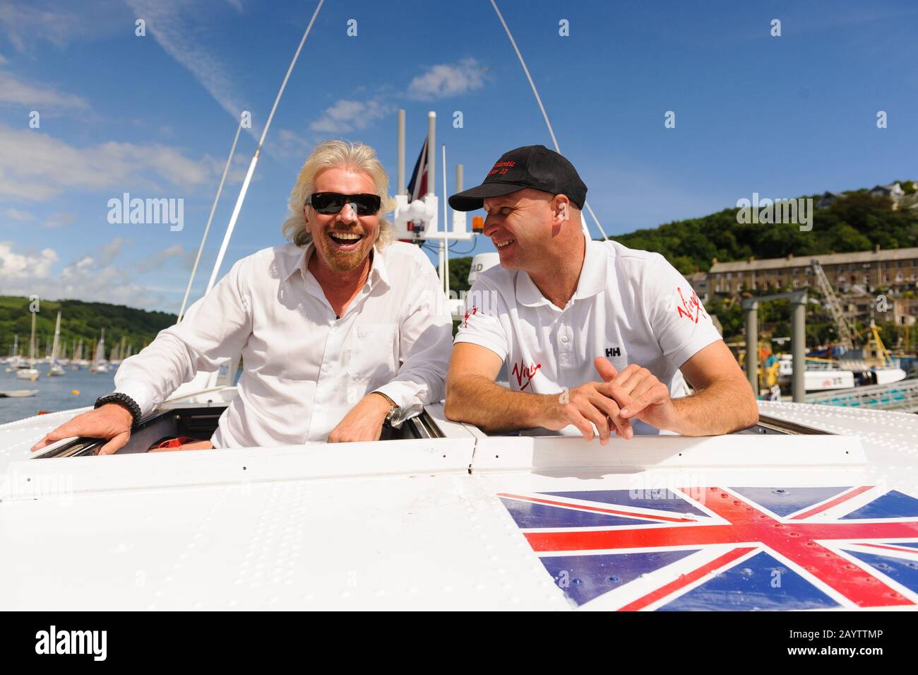 Der britische Unternehmer-Milliardär Sir Richard Branson genießt eine Kreuzfahrt auf dem Virgin Atlantic Challenger II während eines Reuniones in Fowey. Stockfoto